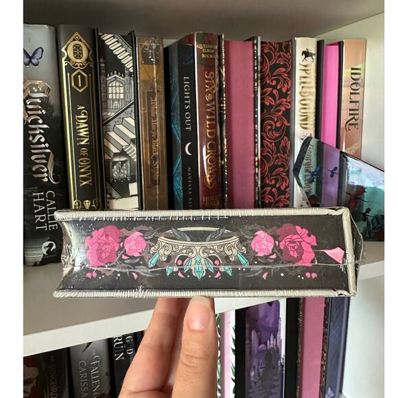 Owlcrate Special Signed Edition Fearless By Lauren Roberts - Picture 3 of 9